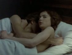 Екатерина Семенова немного засветила грудь в фильме «Увидеть Париж и умереть» фото #1