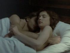 Екатерина Семенова немного засветила грудь в фильме «Увидеть Париж и умереть» фото #2