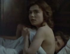 Екатерина Семенова немного засветила грудь в фильме «Увидеть Париж и умереть» фото #5