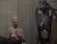 Голая грудь Татьяны Васильевой в фильме «Увидеть Париж и умереть» фото #1