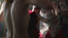 Таисия Шипилова засветила голую грудь в сериале «Учителя» фото #9