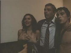 Голые сиськи Веры Сотниковой в фильме «Хочу в Америку» фото #4