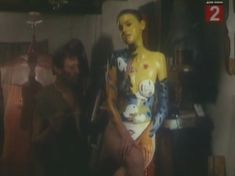 Юлия Вознесенская оголила грудь и попу в фильме «Цветы календулы» фото #13