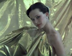 Красивая Ирина Безрукова оголила грудь и попу в фильме «Шоу-бой» фото #2