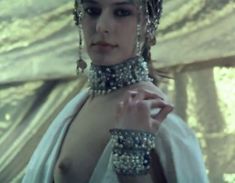 Красивая Ирина Безрукова оголила грудь и попу в фильме «Шоу-бой» фото #3