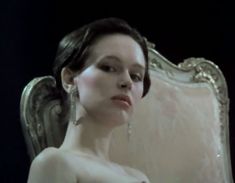 Красивая Ирина Безрукова оголила грудь и попу в фильме «Шоу-бой» фото #10