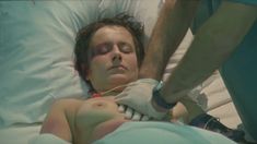 Голая грудь Сесиль Плеже в фильме «Шультес» фото #1