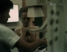 Голая грудь Елены Кориковой в фильме «Я обещала, я уйду...» фото #9