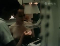 Голая грудь Елены Кориковой в фильме «Я обещала, я уйду...» фото #12