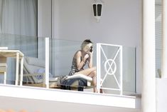 Милая Аня Рубик засветила грудь и попу на балконе фото #2