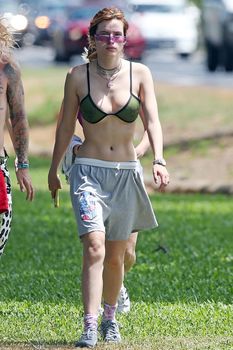 Сексуальная Белла Торн в красивом бикини показала волосатые подмышки на Гавайях фото #7