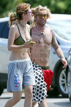 Сексуальная Белла Торн в красивом бикини показала волосатые подмышки на Гавайях фото #8