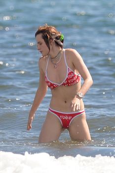 Милая Белла Торн засветила грудь на Гавайях фото #6