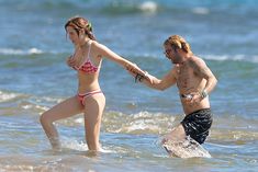 Милая Белла Торн засветила грудь на Гавайях фото #14