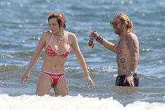 Милая Белла Торн засветила грудь на Гавайях фото #16