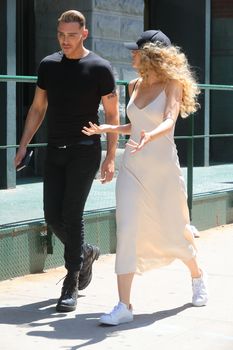 Красотка Блейк Лайвли без лифчика на улицах Нью-Йорка фото #7