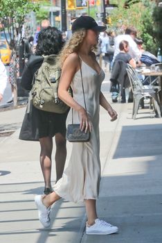 Красотка Блейк Лайвли без лифчика на улицах Нью-Йорка фото #10