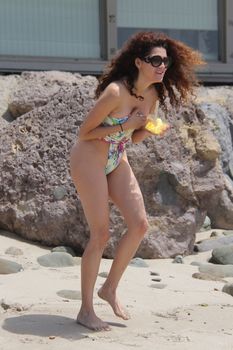 Горячая Бланка Бланко засвветила сосок на пляже Малибу фото #18