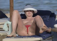 Горячая Блеона Керети топлесс раздвинула широко свои ножки на пляже Сардинии фото #2