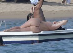 Горячая Блеона Керети топлесс раздвинула широко свои ножки на пляже Сардинии фото #7