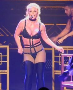 Сосок Бритни Спирс выпал из эротического костюма на концерте фото #3