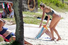 Худеющая после родов Кэндис Свейнпол в сексуальном бикини на пляже Эспириту-Санто фото #16