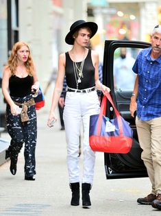 Малышка Кара Делевинь без лифчика занимается шоппингом в Нью-Йорке фото #1