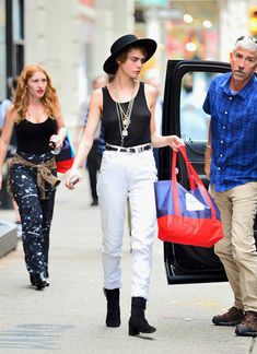 Малышка Кара Делевинь без лифчика занимается шоппингом в Нью-Йорке фото #3