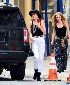 Малышка Кара Делевинь без лифчика занимается шоппингом в Нью-Йорке фото #5