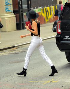 Малышка Кара Делевинь без лифчика занимается шоппингом в Нью-Йорке фото #7