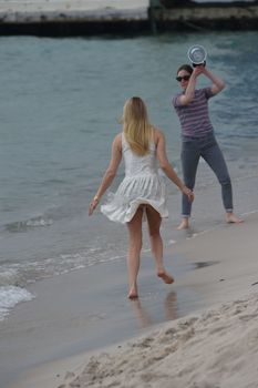 Нежная Хлоя Севиньи засветила трусики на пляже в Каннах фото #3