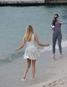 Нежная Хлоя Севиньи засветила трусики на пляже в Каннах фото #4