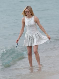 Нежная Хлоя Севиньи засветила трусики на пляже в Каннах фото #7