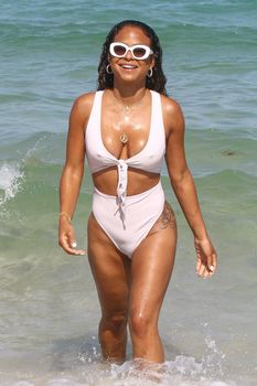 Сексуальный купальник Кристины Милиан на пляже Майами фото #9