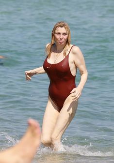 Соблазнительная Кортни Лав в сексуальном купальнике на пляже Сент-Тропе фото #1