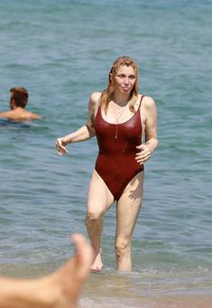 Соблазнительная Кортни Лав в сексуальном купальнике на пляже Сент-Тропе фото #4