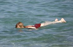 Соблазнительная Кортни Лав в сексуальном купальнике на пляже Сент-Тропе фото #9