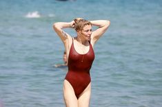 Соблазнительная Кортни Лав в сексуальном купальнике на пляже Сент-Тропе фото #11