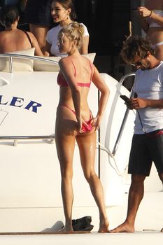 Красивая Эльза Хоск в ярком купальнике на яхте фото #1