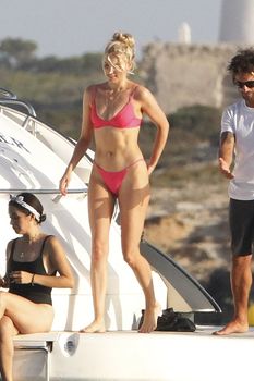 Красивая Эльза Хоск в ярком купальнике на яхте фото #3