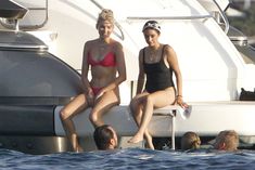 Красивая Эльза Хоск в ярком купальнике на яхте фото #6