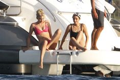 Красивая Эльза Хоск в ярком купальнике на яхте фото #7