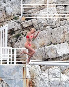 Эротичная Эльза Хоск в сексуальном бикини в Каннах