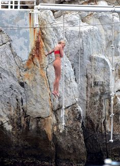 Эротичная Эльза Хоск в сексуальном бикини в Каннах