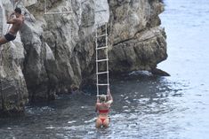 Эротичная Эльза Хоск в сексуальном бикини в Каннах