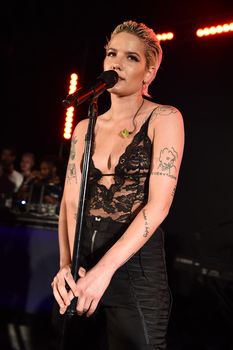 Красотка Холзи засветила сиськи в прозрачном наряде на YSL Beauty Festival фото #5