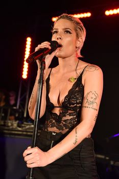 Красотка Холзи засветила сиськи в прозрачном наряде на YSL Beauty Festival фото #8