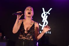 Красотка Холзи засветила сиськи в прозрачном наряде на YSL Beauty Festival фото #9