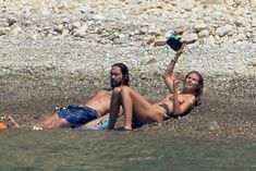 Красотка Хайди Клум топлесс на пляже в Италии фото #3