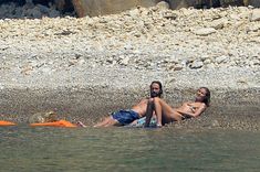 Красотка Хайди Клум топлесс на пляже в Италии фото #7